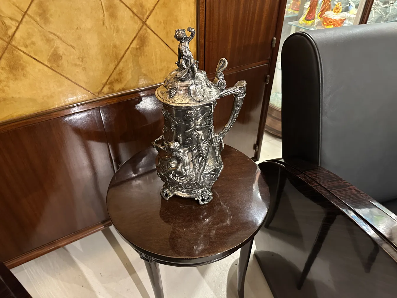 chocolatera antigua con figuras y detalles decorativos