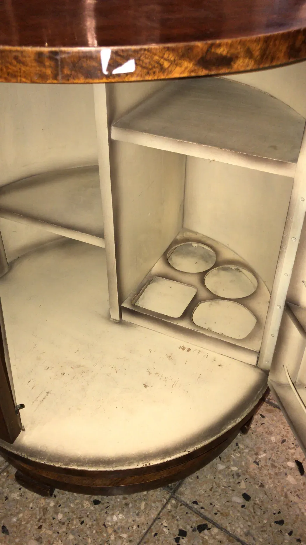 Intérieur d'un meuble à cocktail ancien avec étagères.