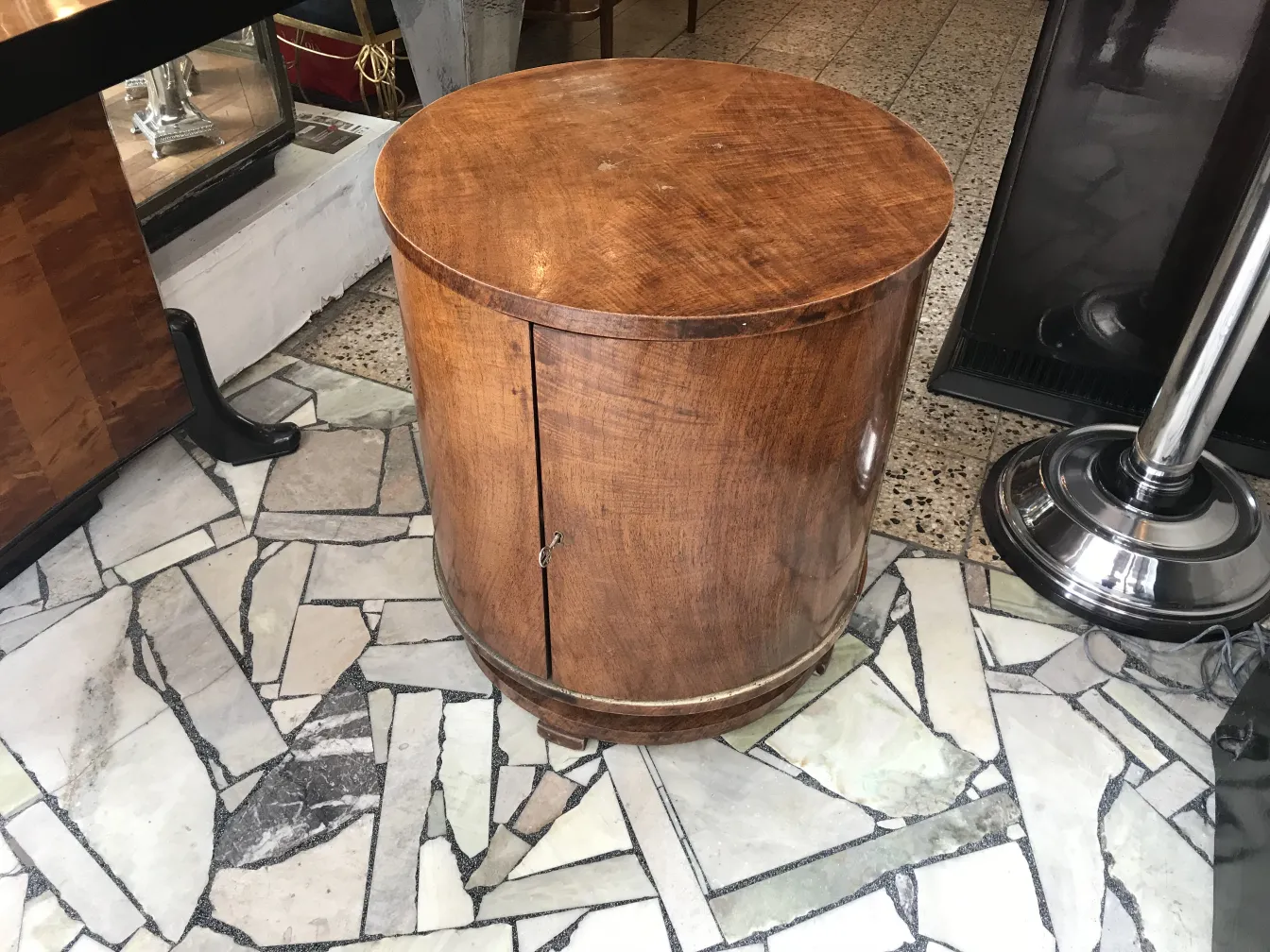 Mueble bar antiguo de madera con diseño redondeado.