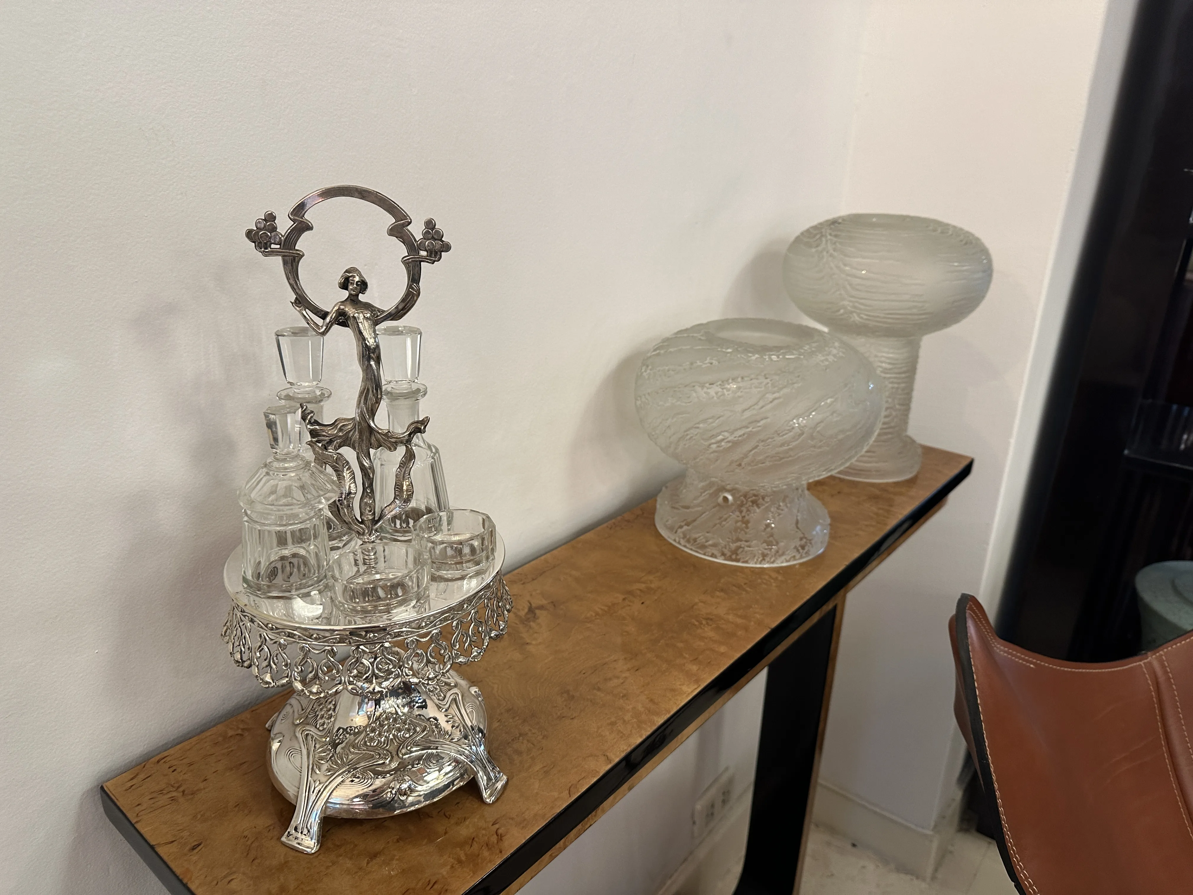 Antikes Salz- und Pfefferset mit Öl und Essig, elegant dekoriert.