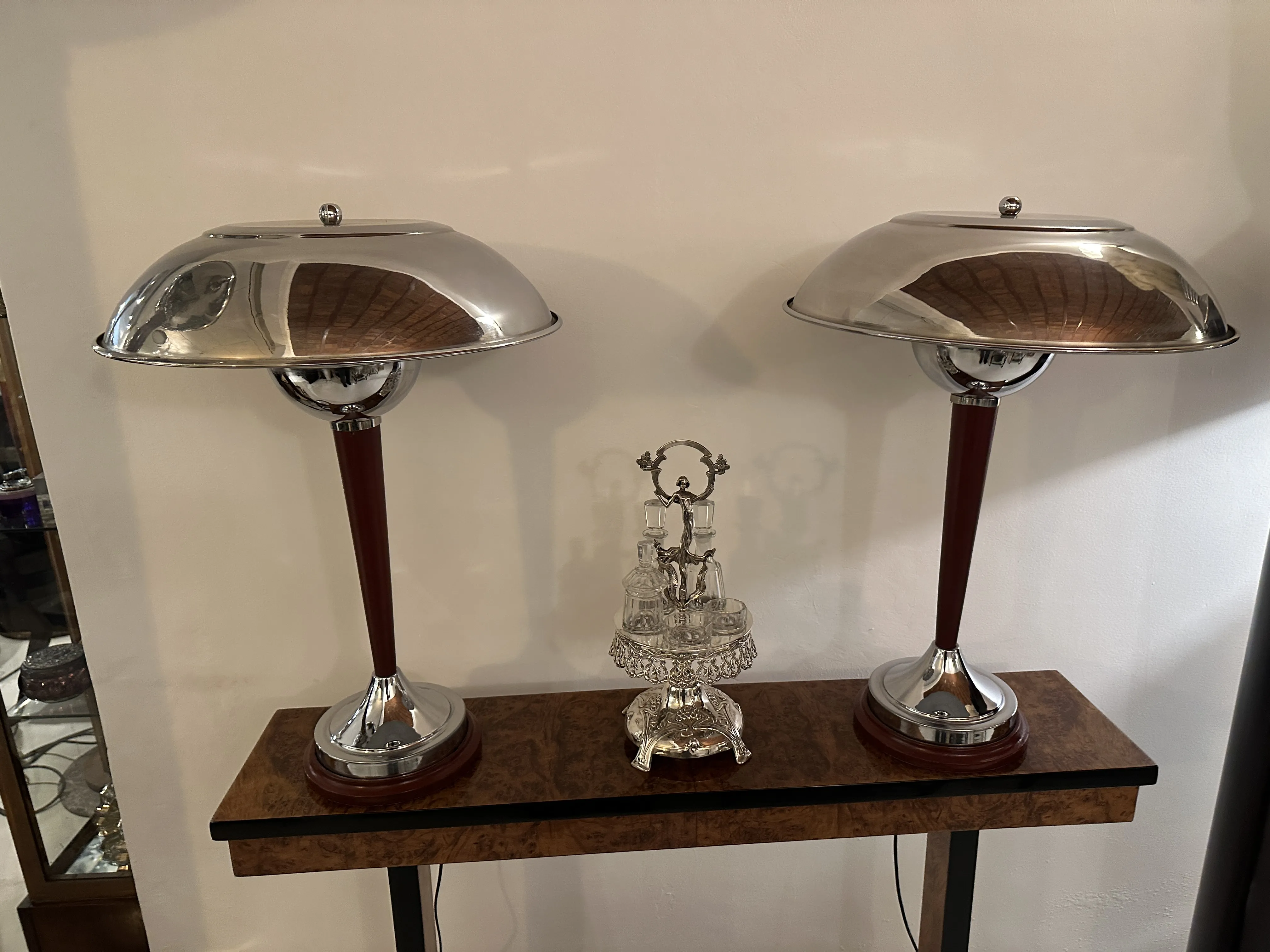 Conjunto antigo de saleiro, pimenteiro, azeite e vinagre WMF em uma mesa