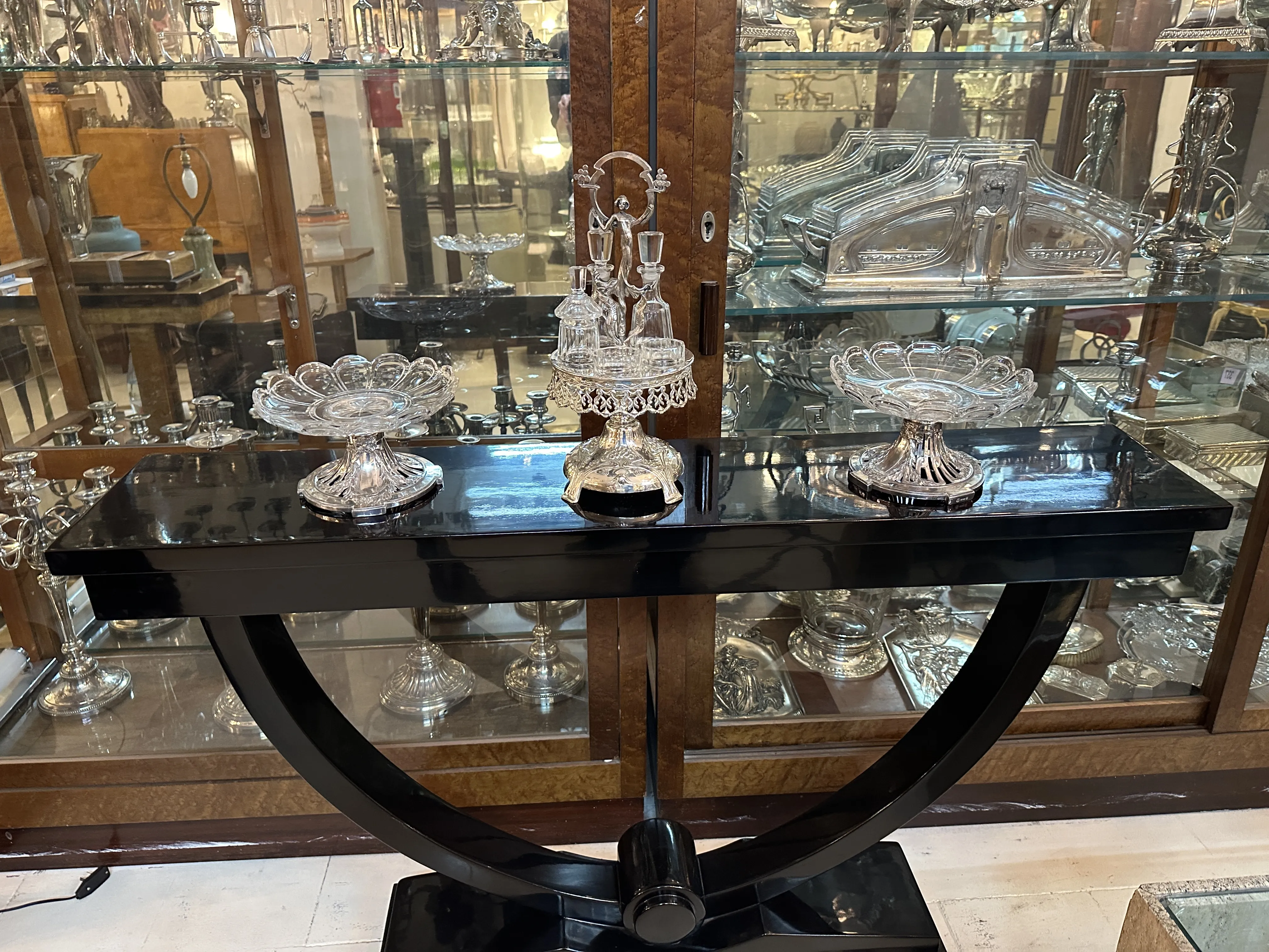 set salzstreuer, pfefferstreuer, öl und essig in der ausstellung