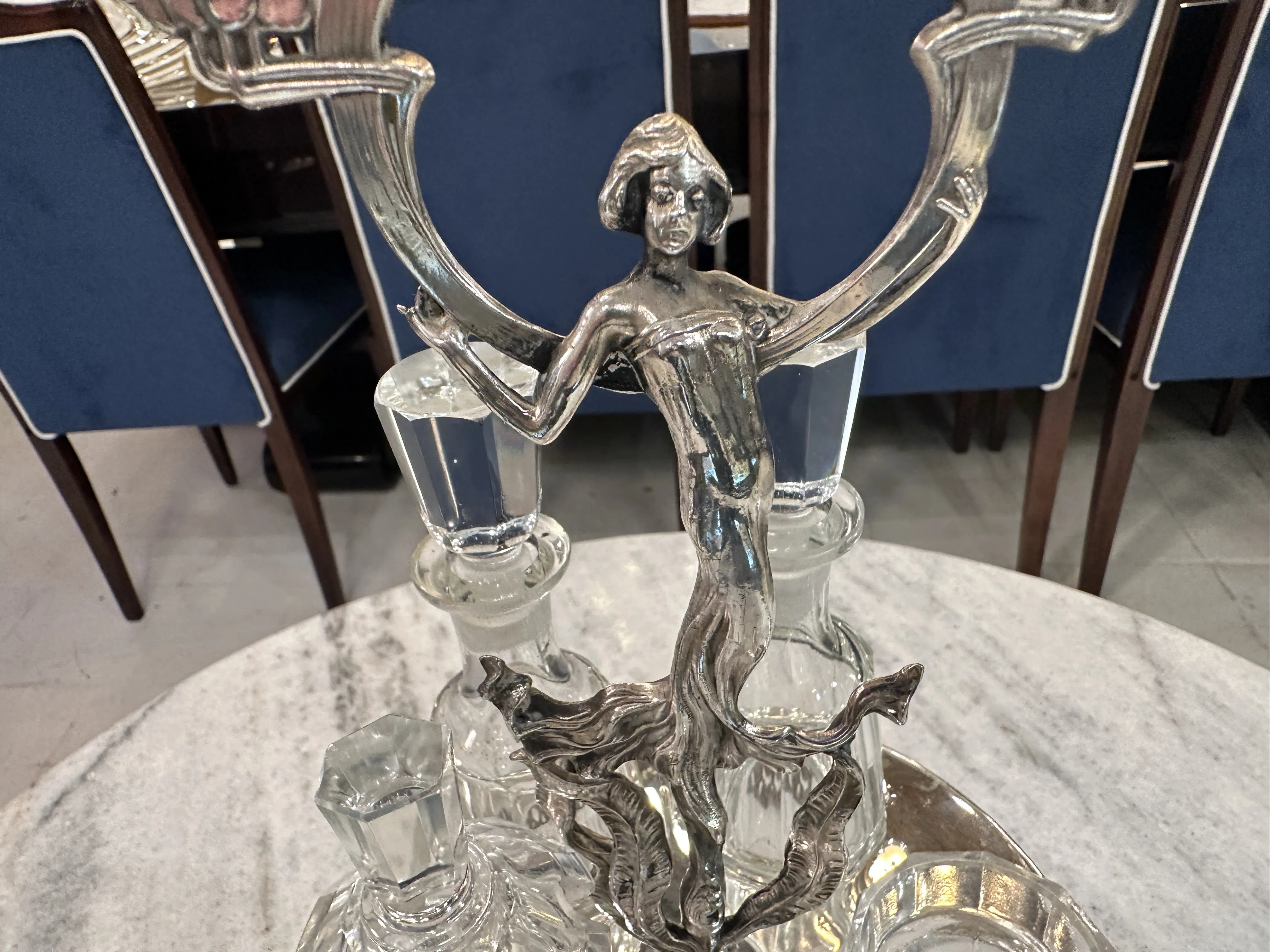 Elegantes antike Salz- und Pfefferstreuer mit Öl und Essig