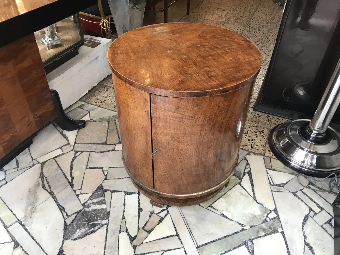 Mueble Bar antiguo de madera en un ambiente elegante.