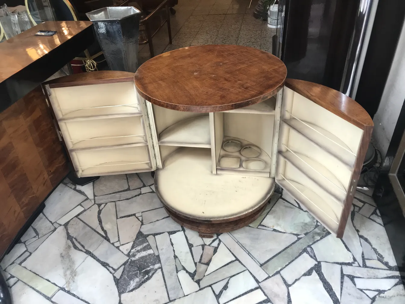 Mueble Bar antiguo con puertas y estantes en un ambiente elegante.