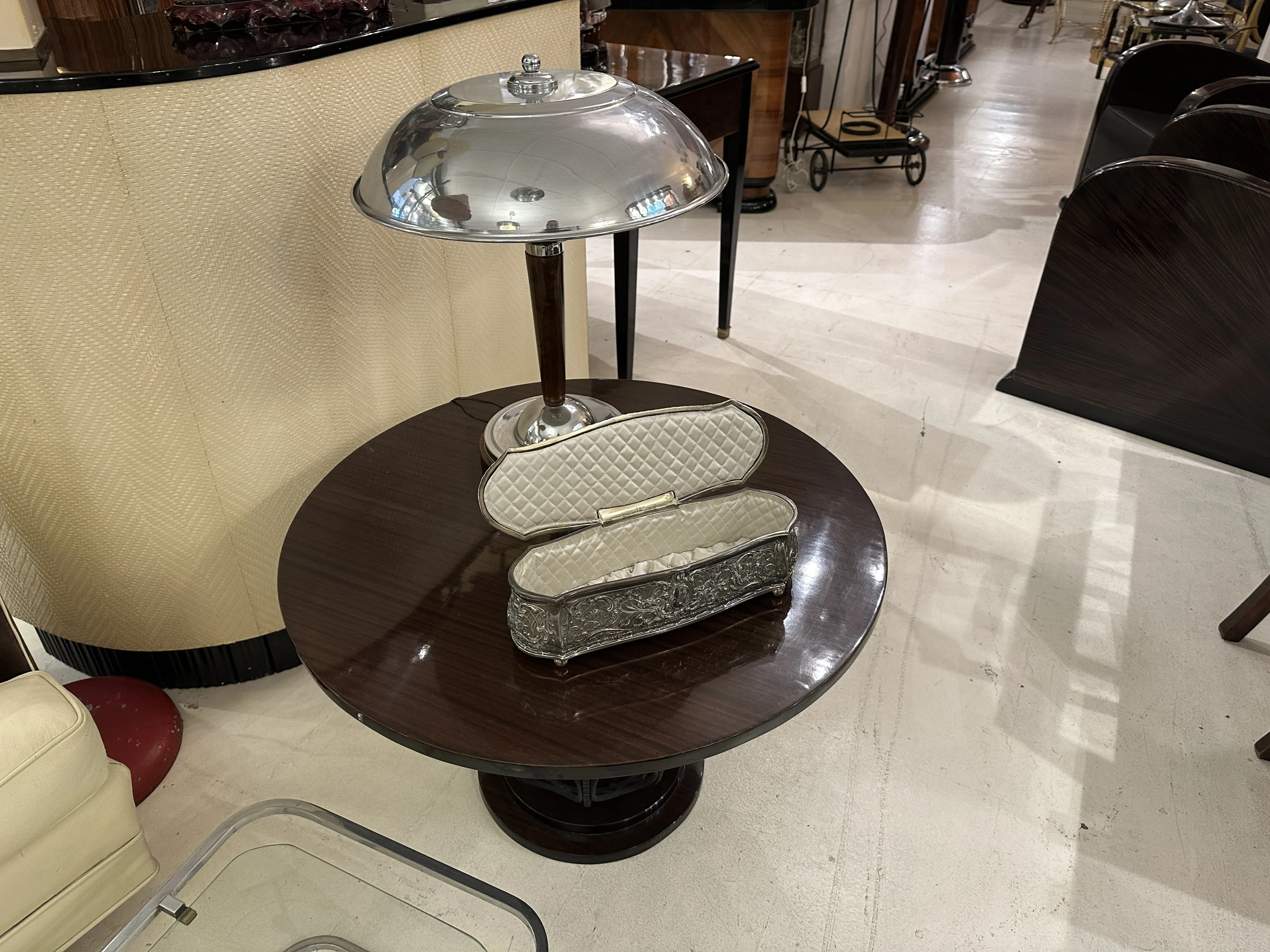 Caixa decorativa antiga com detalhes estilizados sobre a mesa.