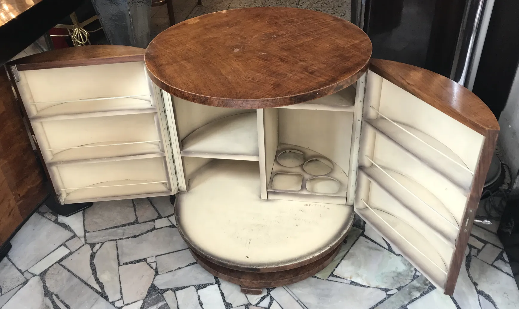 Meuble à cocktail ancien rond avec des compartiments spacieux.