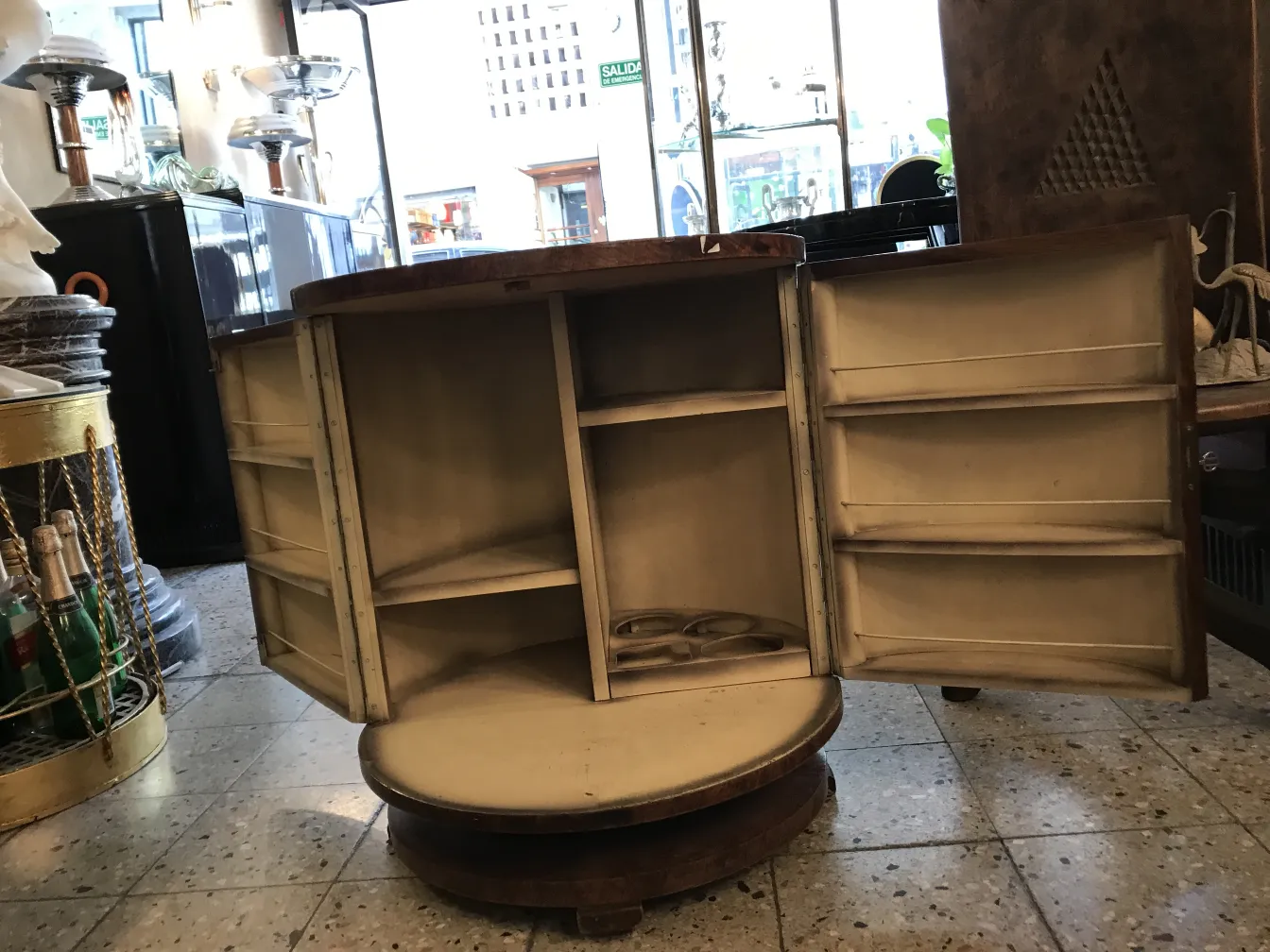 Antiker Cocktailschrank mit Regalen und Innenraum.