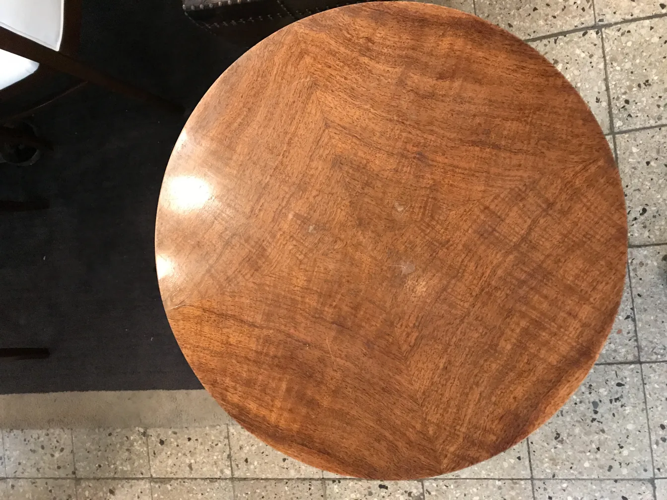 Meuble à cocktail ancien ovale dans un cadre élégant.