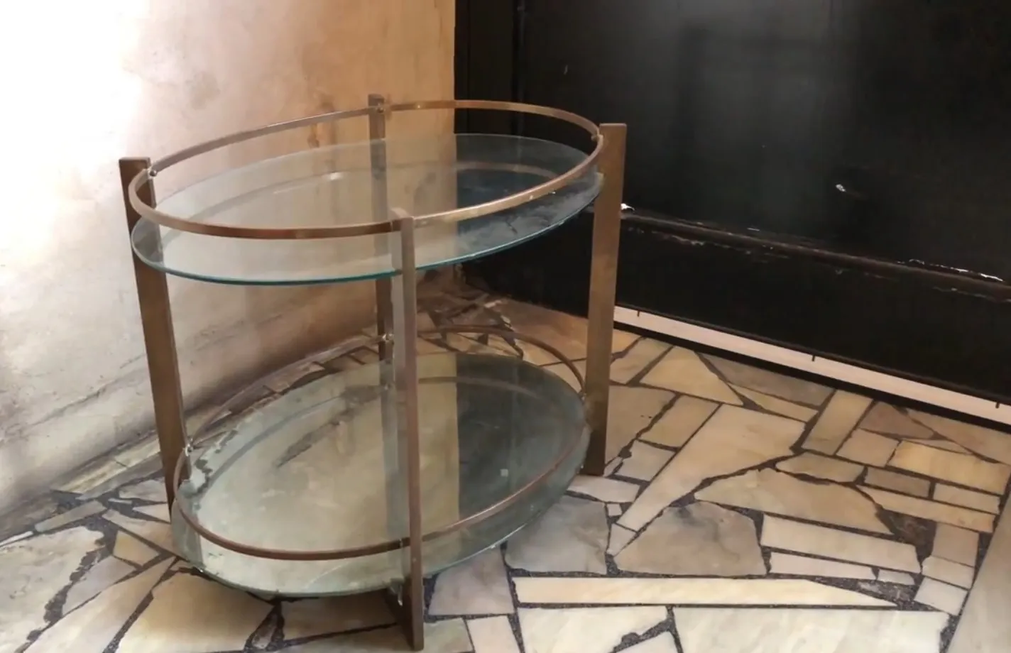 Bar aparador antigo com prateleiras de vidro em um ambiente elegante.