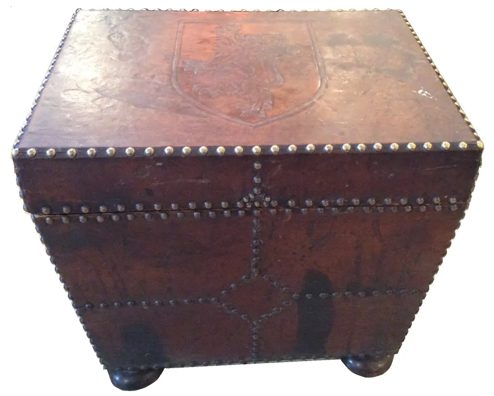 Mueble bar antiguo con detalles decorativos en madera