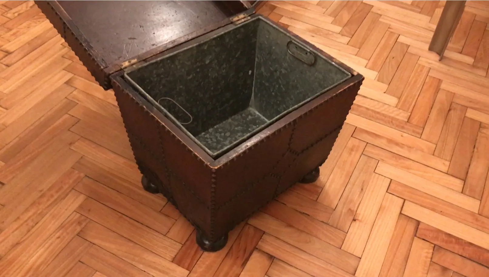 古董酒吧内含容器的家具