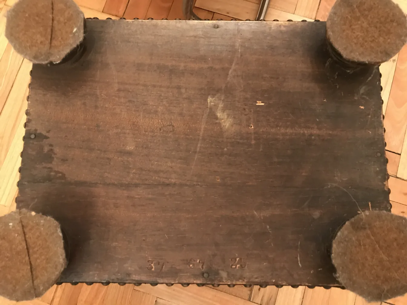 Vista superior de un mueble bar antiguo con patas y trapo