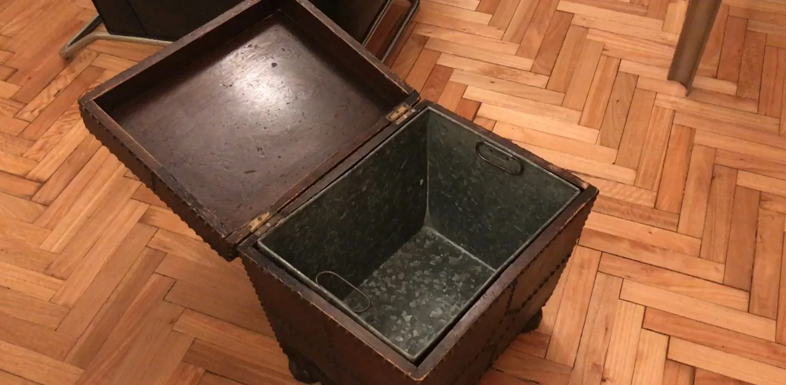 Antiguo mueble bar con interior dorado y elegante ambiente