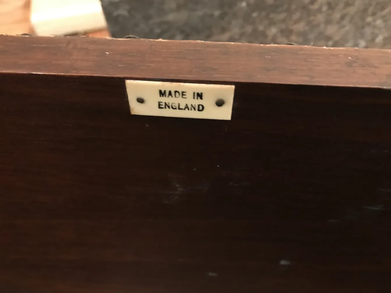 Bar antigo com etiqueta de feito na Inglaterra