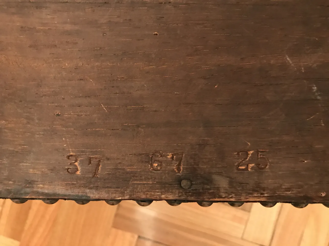 Élégant meuble à cocktail ancien dans un cadre accueillant