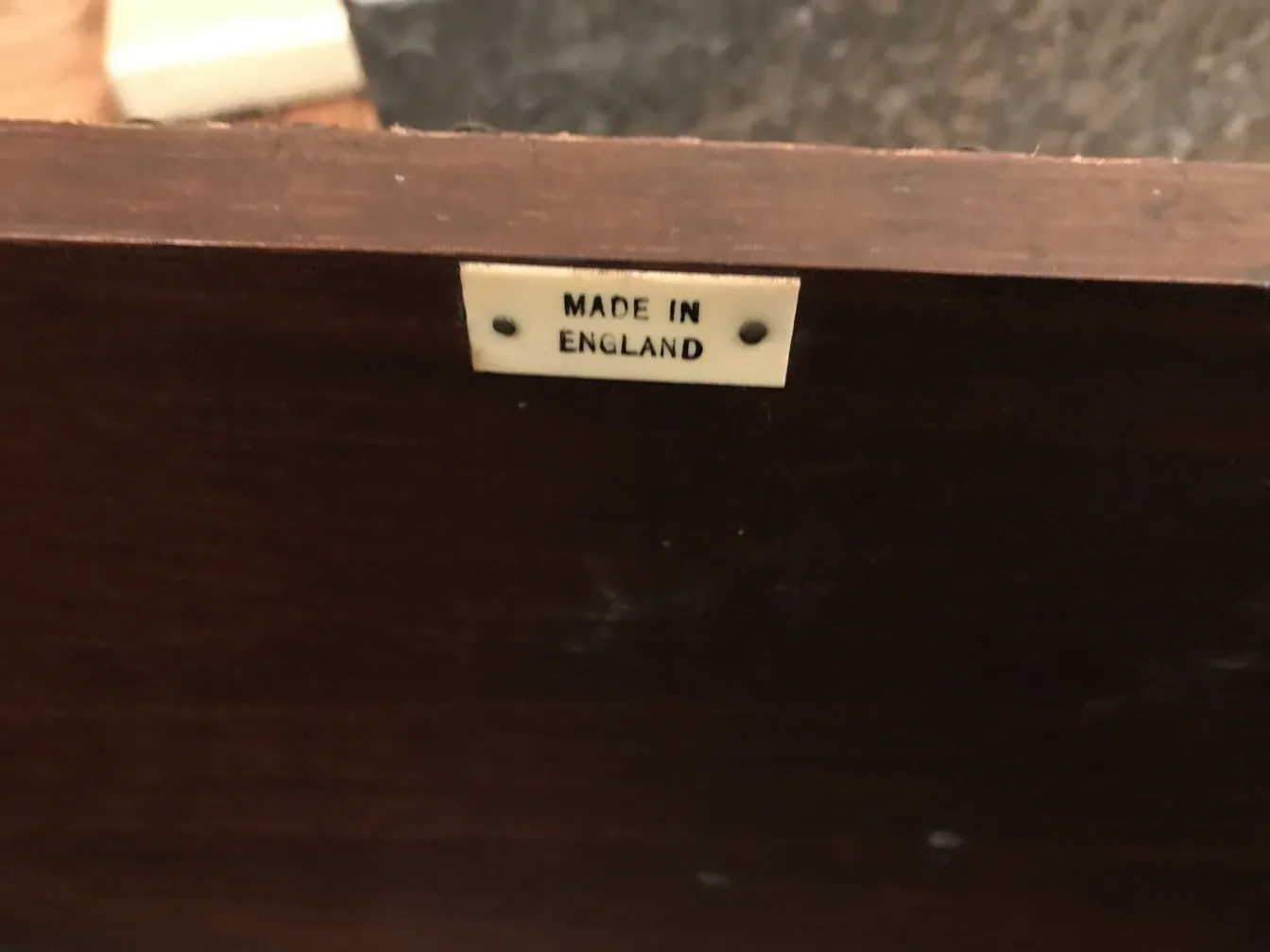 Antiker Cocktailschrank mit komplizierten Details in stilvollem Ambiente