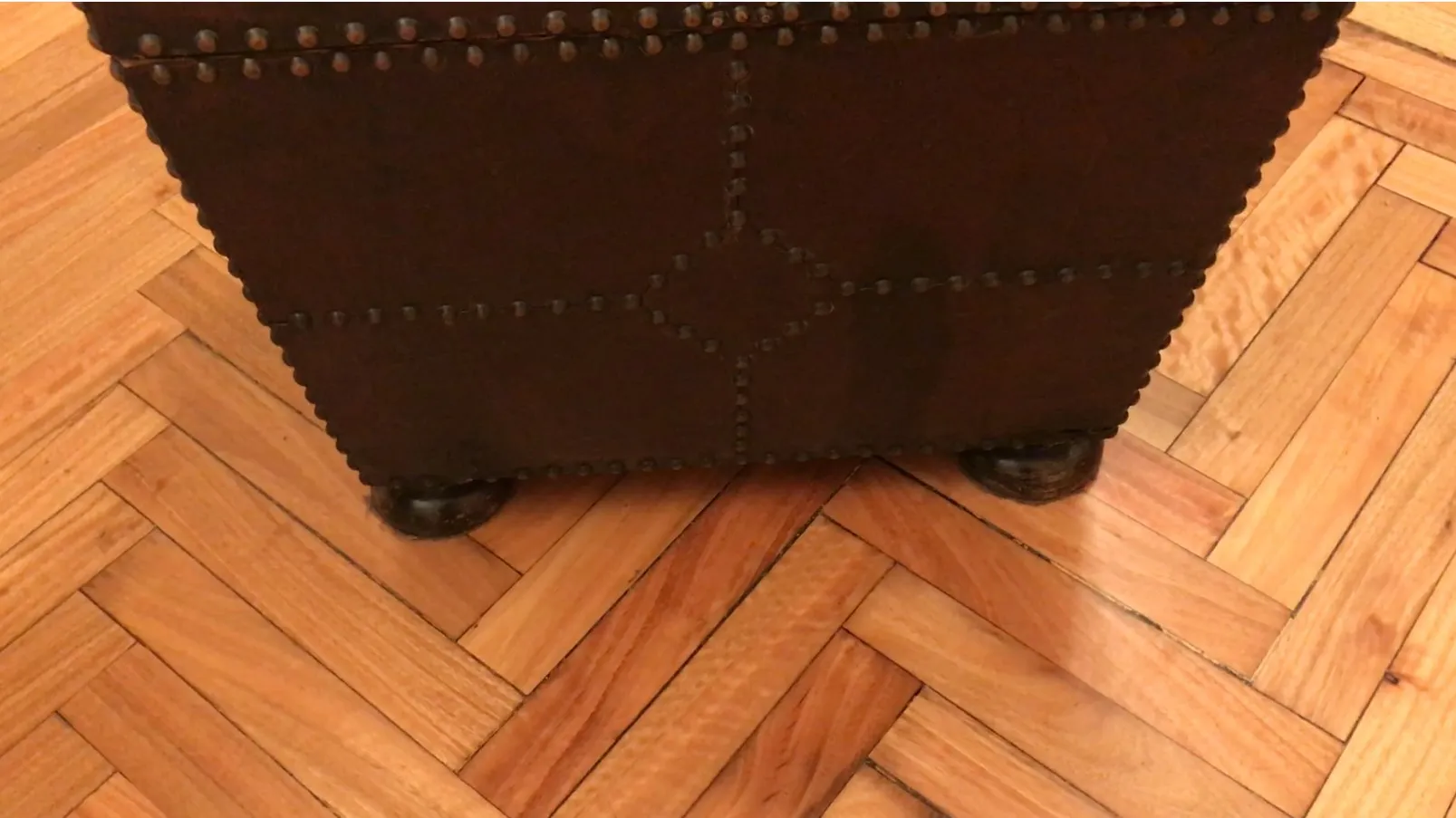 Mueble bar antiguo con detalles decorativos en la textura, adecuado para ambientes elegantes.