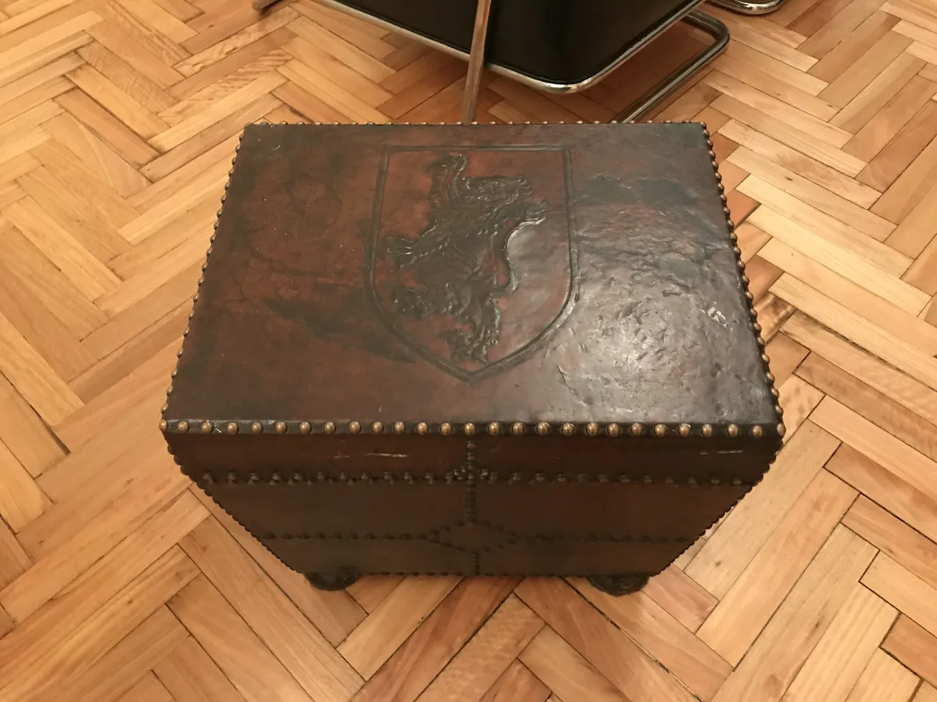 Antiker Cocktailschrank mit Löwenschild in einem warmen Ambiente.