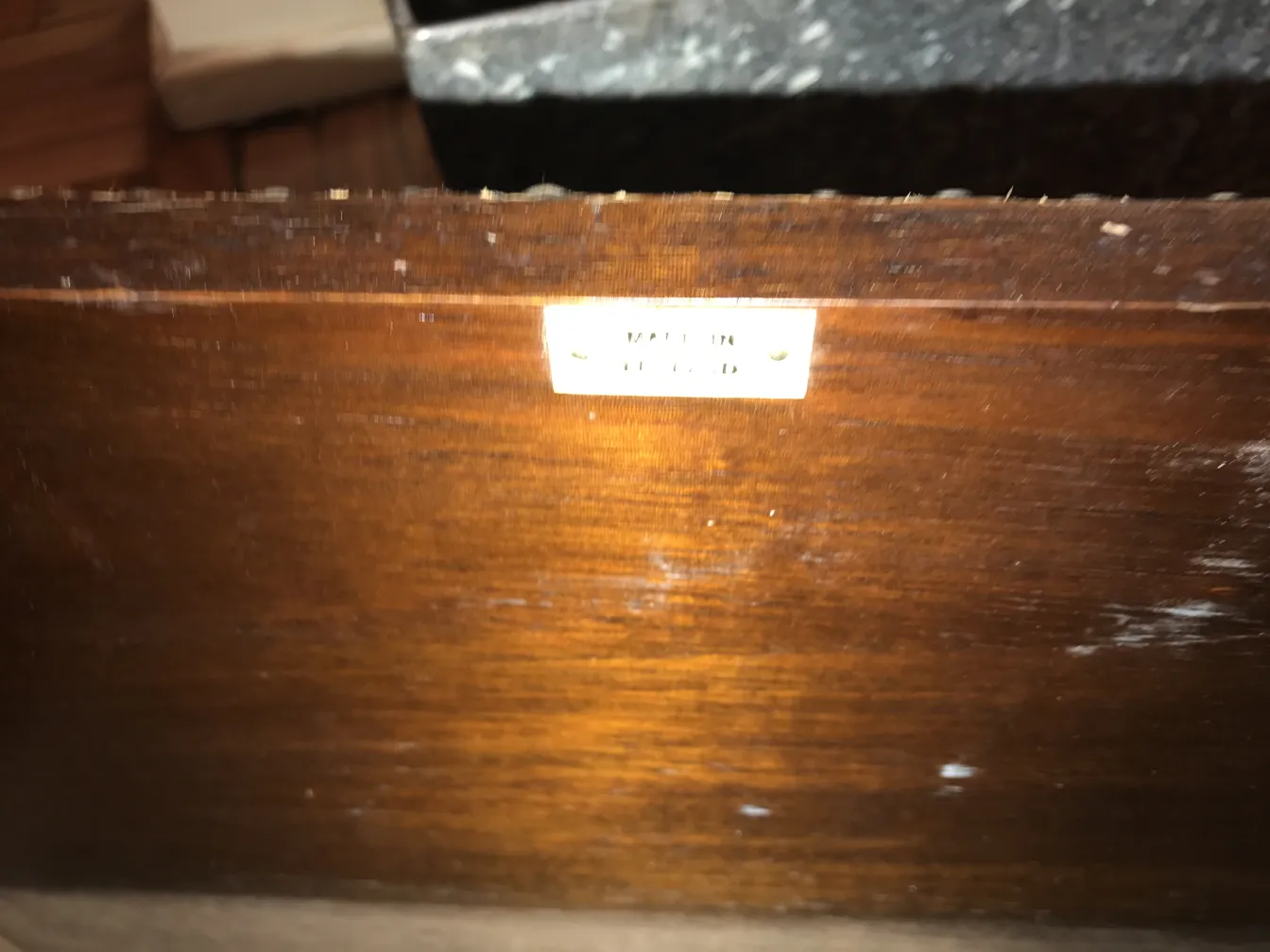 Antiker Cocktailschrank mit feinen Dekorationsdetails