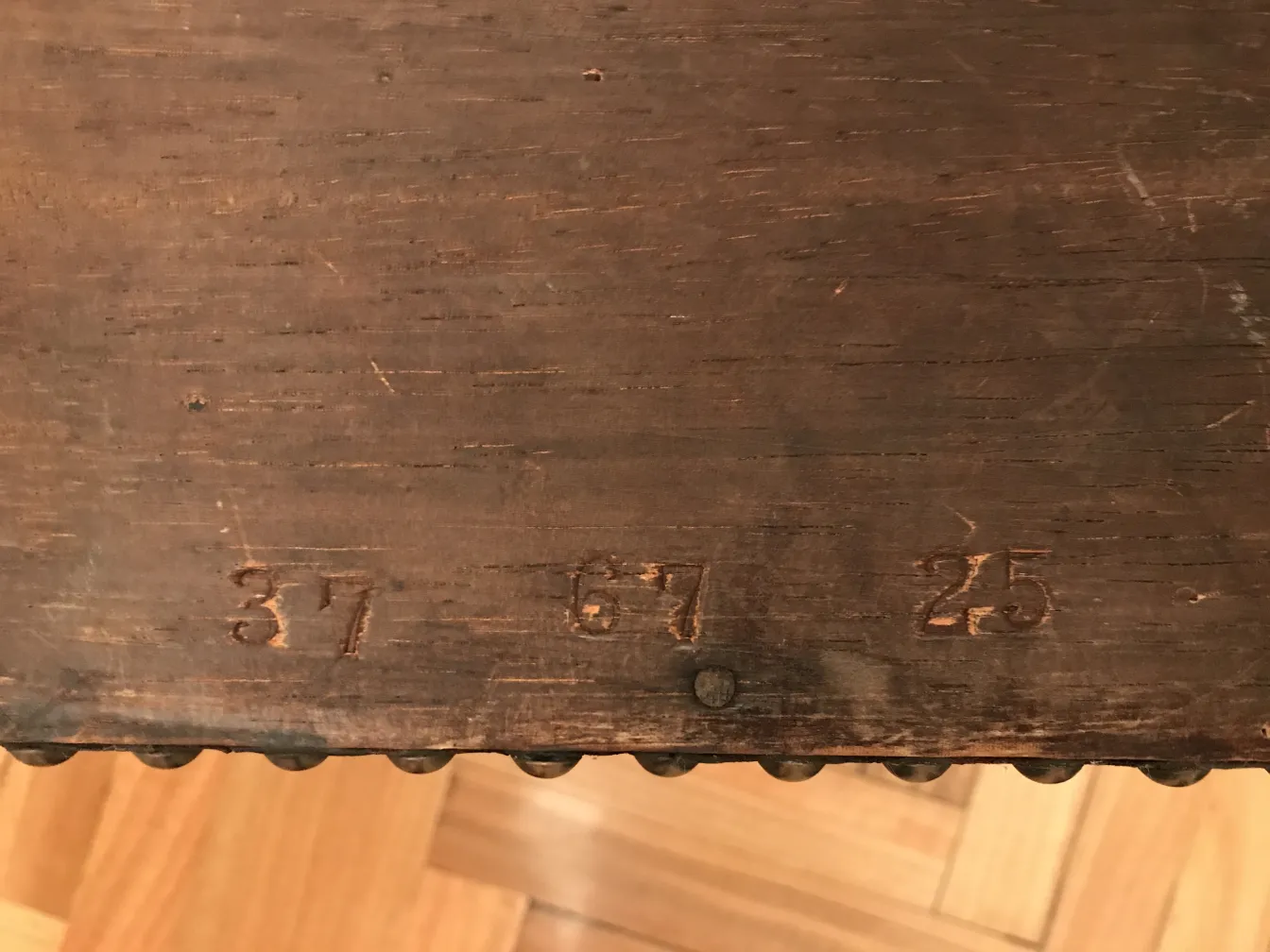 خزانة كوكتيل قديمة مع تفاصيل مرئية في بيئة دافئة.