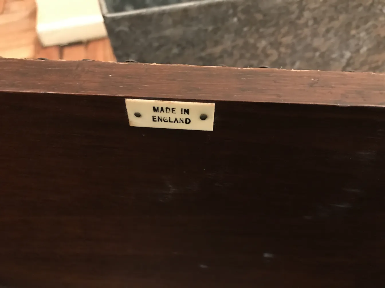 Antiker Cocktailschrank aus Holz mit Herstellerschild