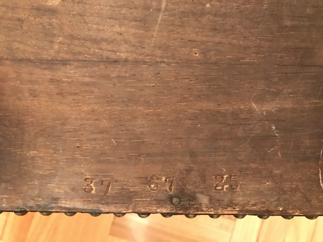 Meuble à cocktail ancien en bois avec des détails subtils.