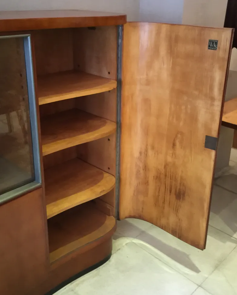 Antiquarischer Cocktailschrank von Deutsche WK mit sichtbaren Regalen.