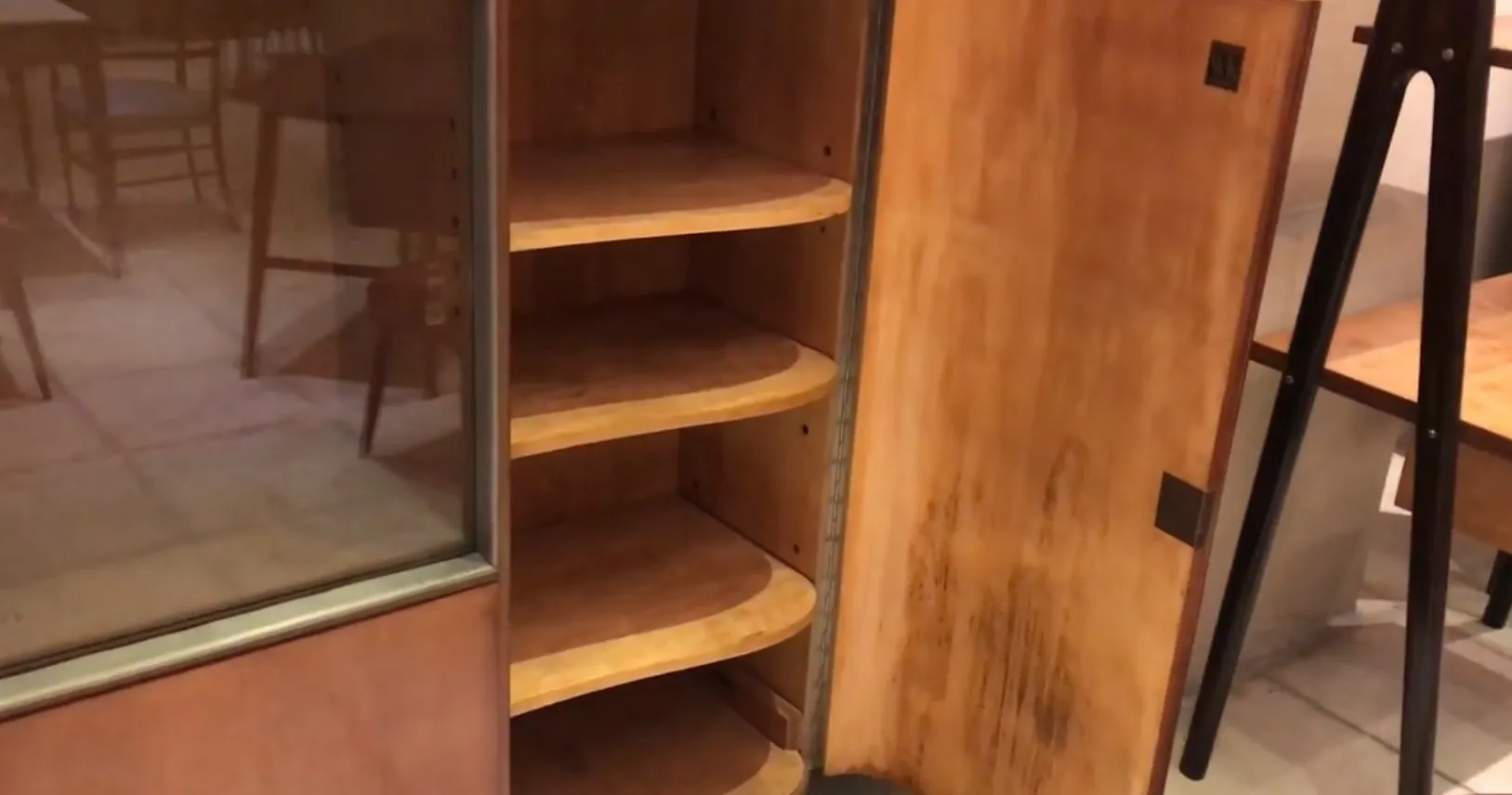 Mueble bar antiguo con estantes de madera, acogedor ambiente