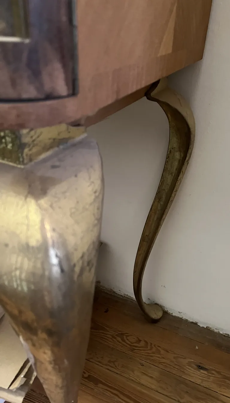 Meuble à cocktail ancien avec pattes courbes dans un cadre accueillant.