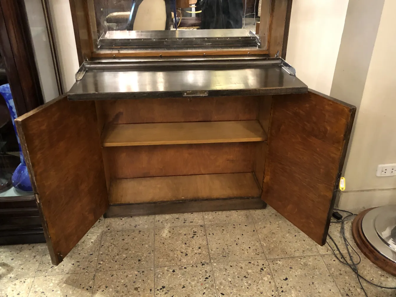 Antiker Cocktailschrank mit einem Spiegel oben, elegantes Ambiente.
