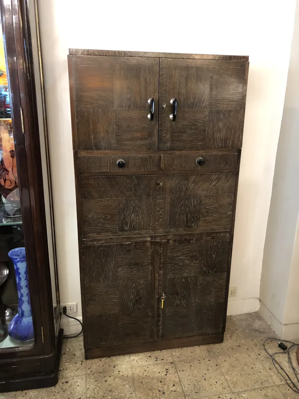 Mueble bar antiguo con estilo rústico y puertas.