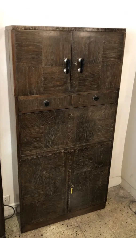 Meuble à cocktail ancien en bois avec portes et tiroirs.