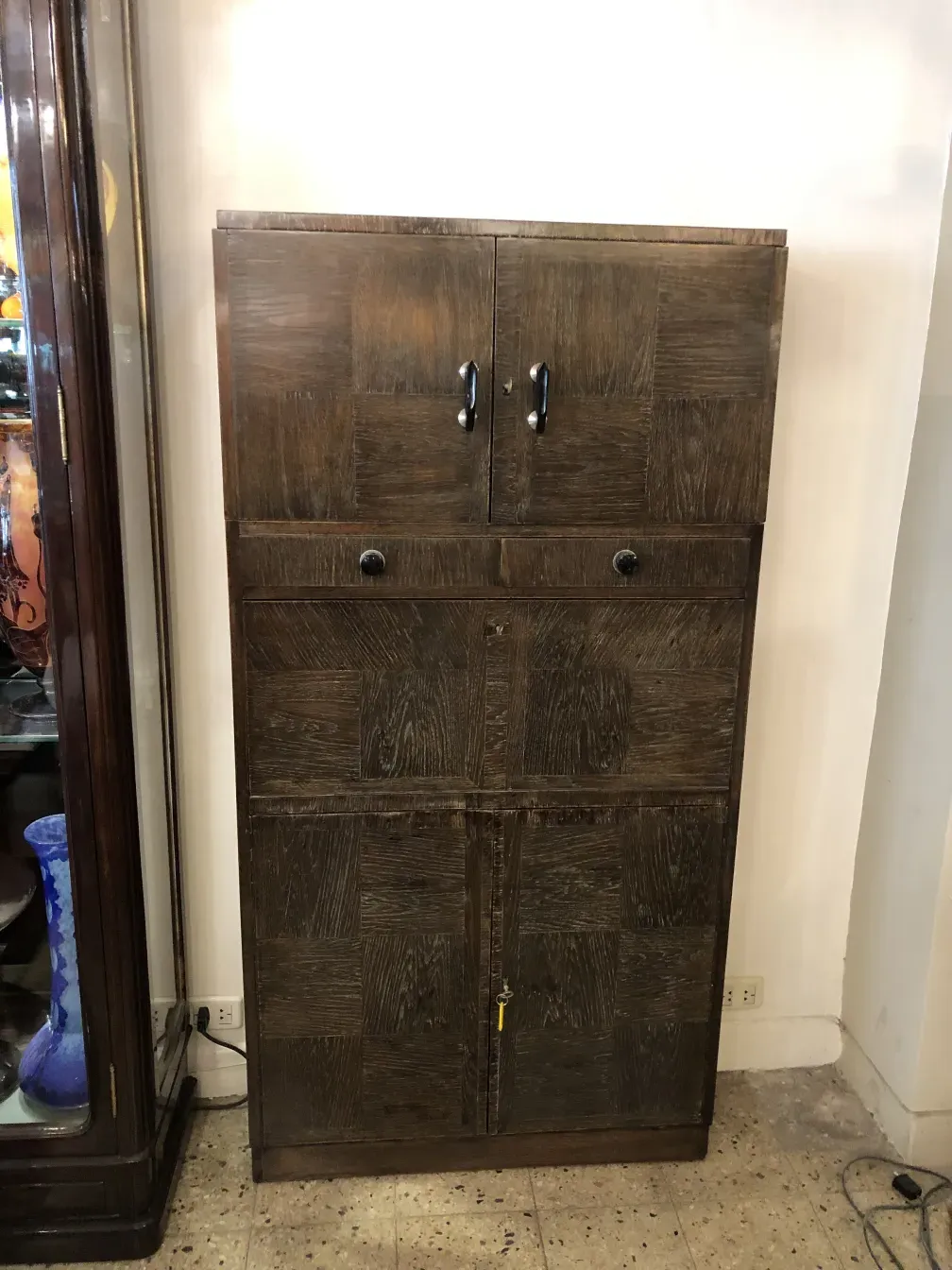 Mobile bar antico in legno con dettagli classici nella decorazione.