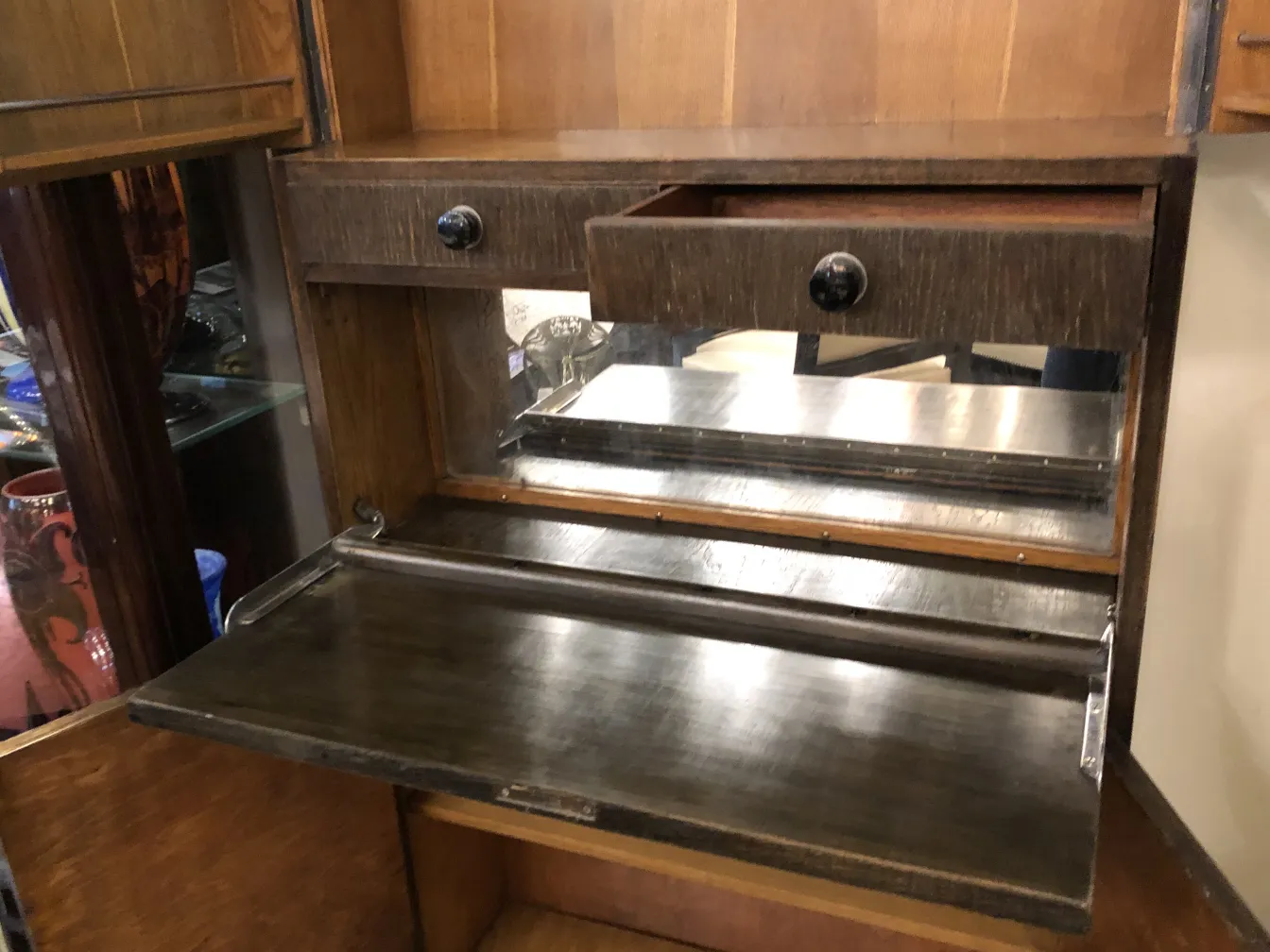 Mueble bar antiguo de madera con espejo y espacio para botellas