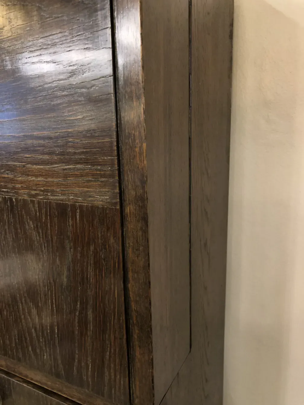 Vue du dessus d'un meuble à cocktail ancien en bois foncé