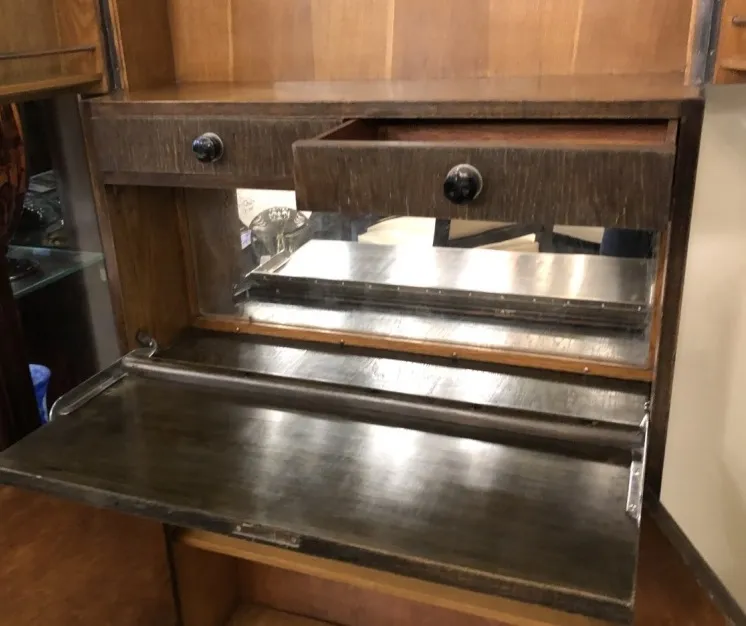 Античный бар с зеркалами и деревянной отделкой, с двумя отсеком. Идеальное место для хранения напитков.