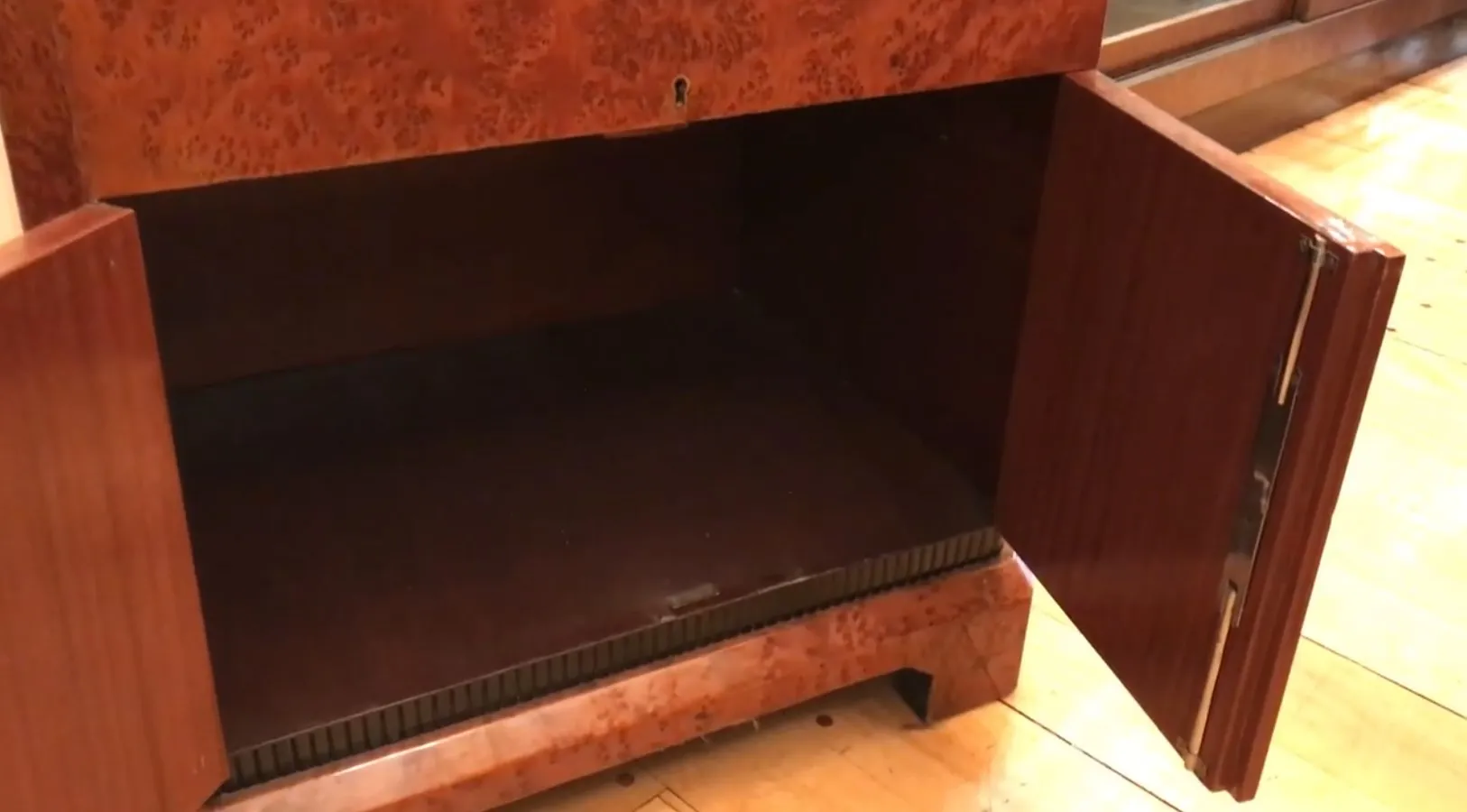 Mobile bar antico con ante aperte e interno scuro