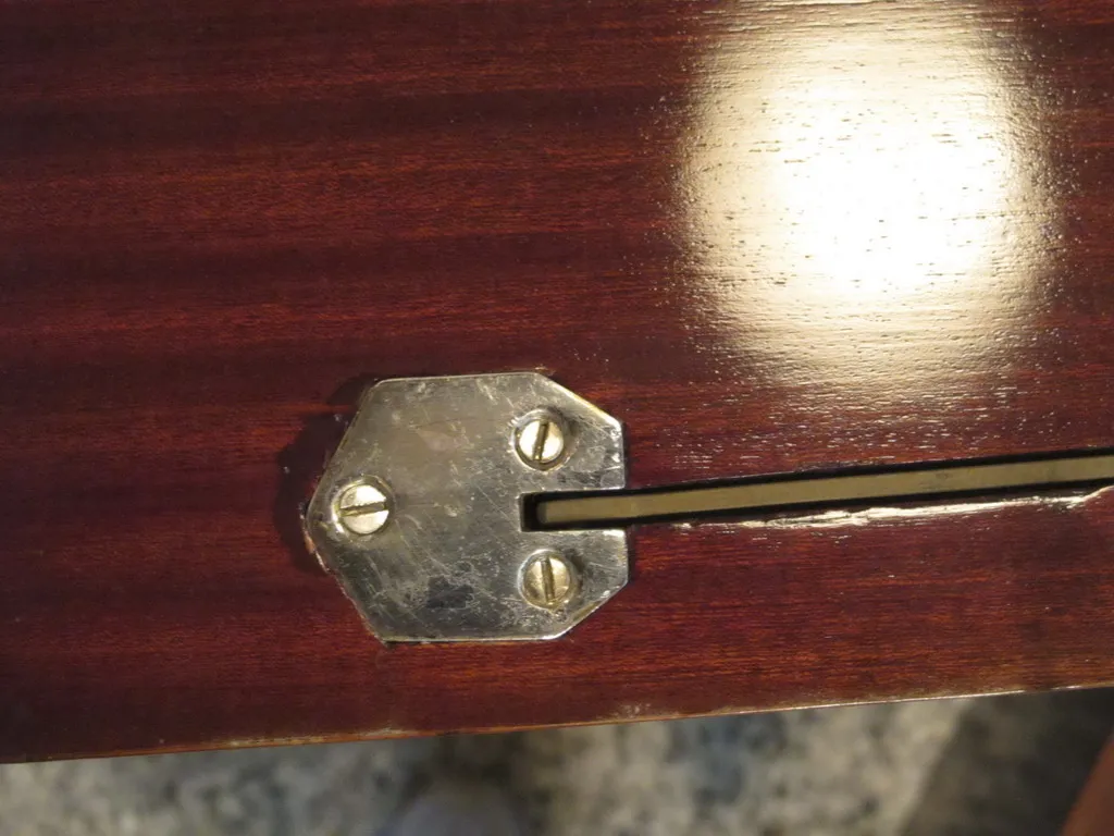 Detail eines antiken Cocktailschranks mit Metallverschluss.