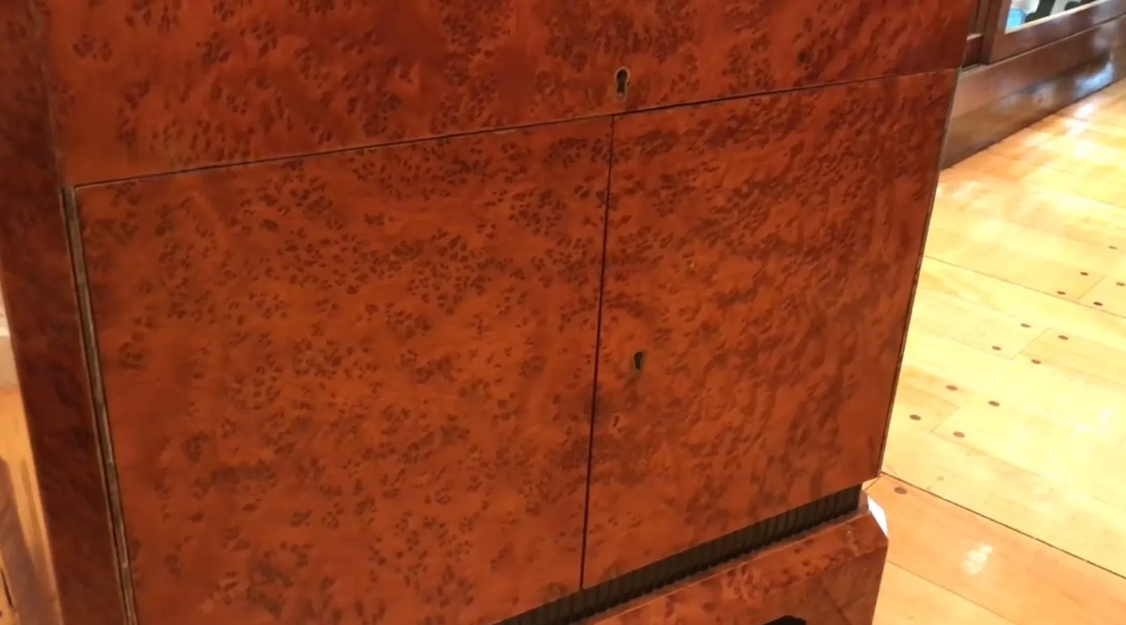 고전적인 칵테일 캐비닛, 세련된 디자인과 정교한 디테일.