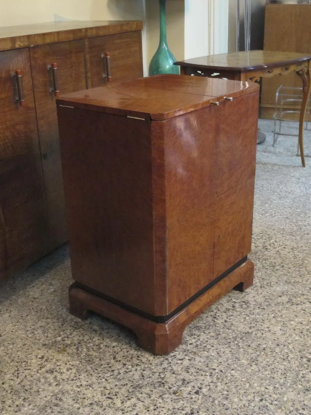 Mueble bar antiguo con diseño elegante y acabado brillante.