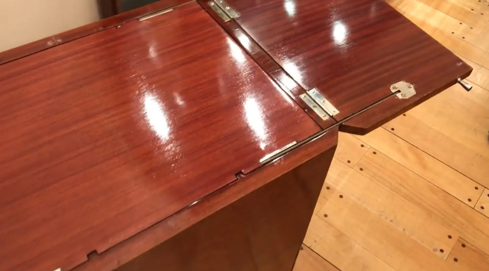 Mobile bar antico con superficie lucida, ideale per la decorazione.