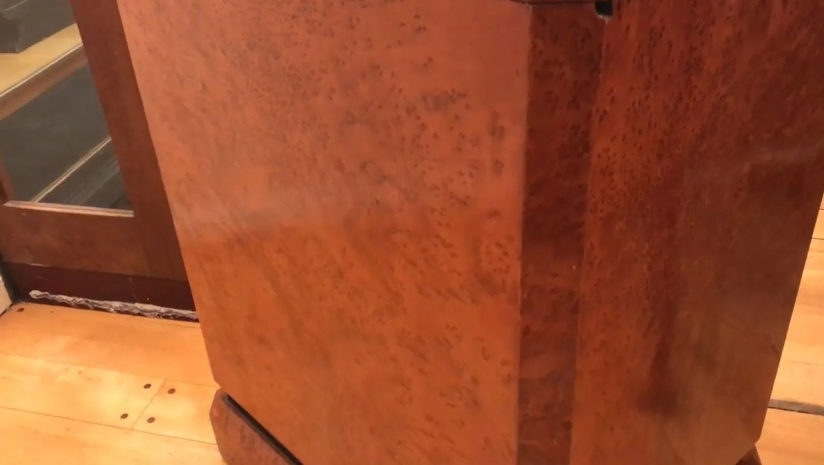 우아한 디자인의 고전 바, 독특한 목재 세부 정보가 특징입니다. 클래식한 분위기에 완벽합니다.