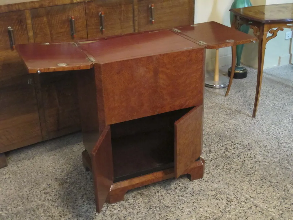 Antik-Bar mit Tabletts und elegantem Design in einer gemütlichen Umgebung.