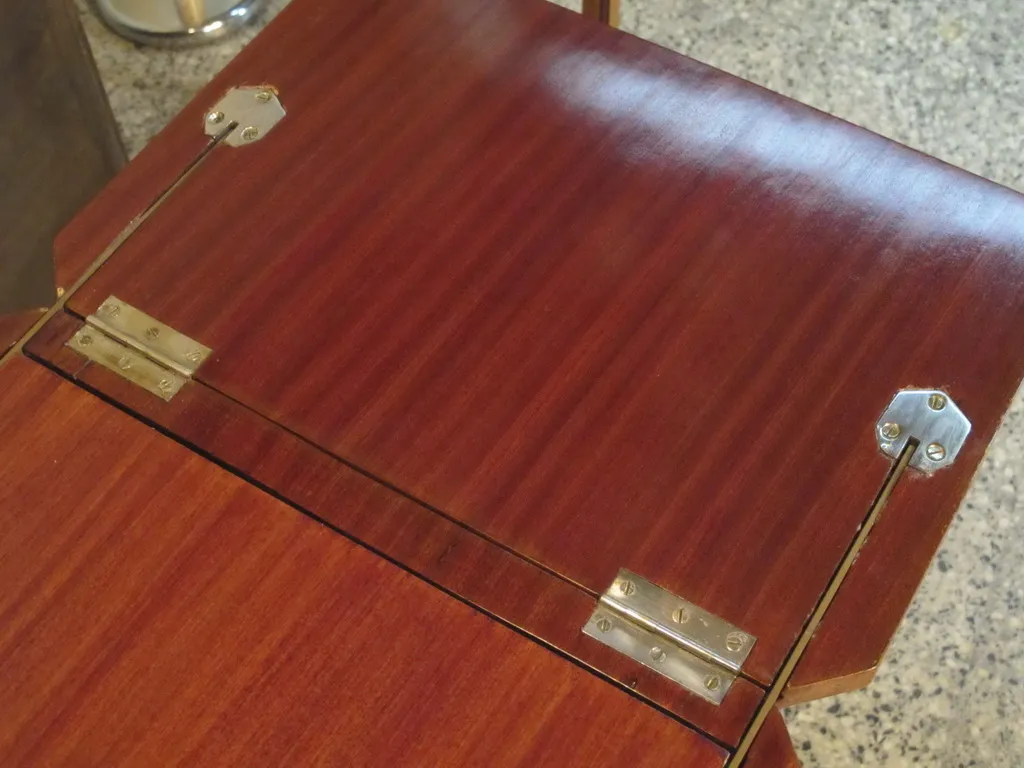 Armário de bar antigo com detalhes em madeira