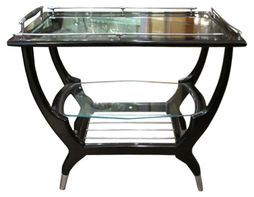 Bar antigo com prateleiras de vidro e estrutura elegante.