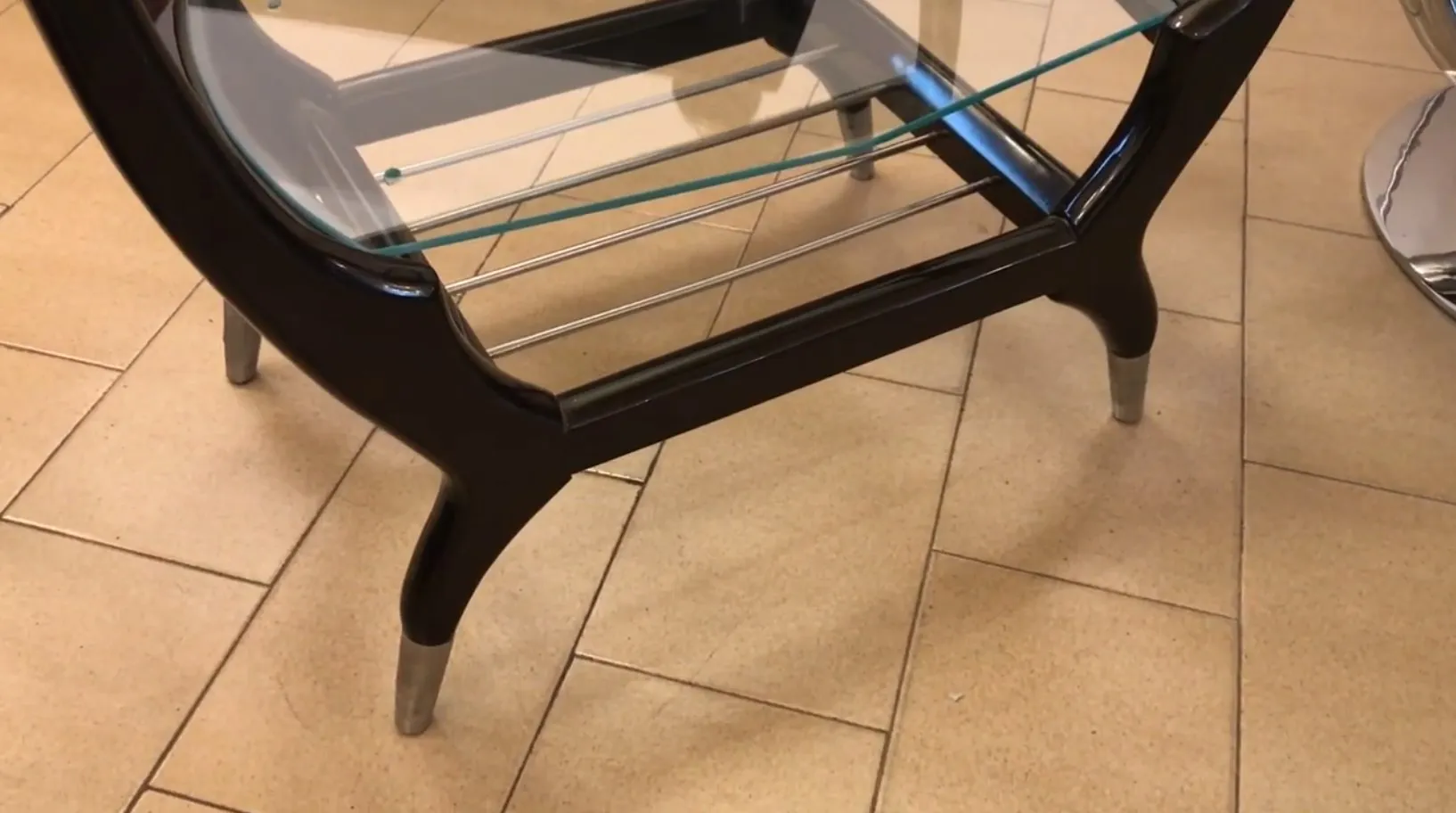 Antiker Bar mit Glasoberfläche und stilvollen Beinen