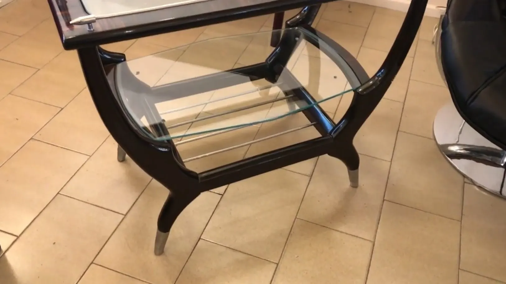 Mueble bar antiguo con prácticos estantes de vidrio.