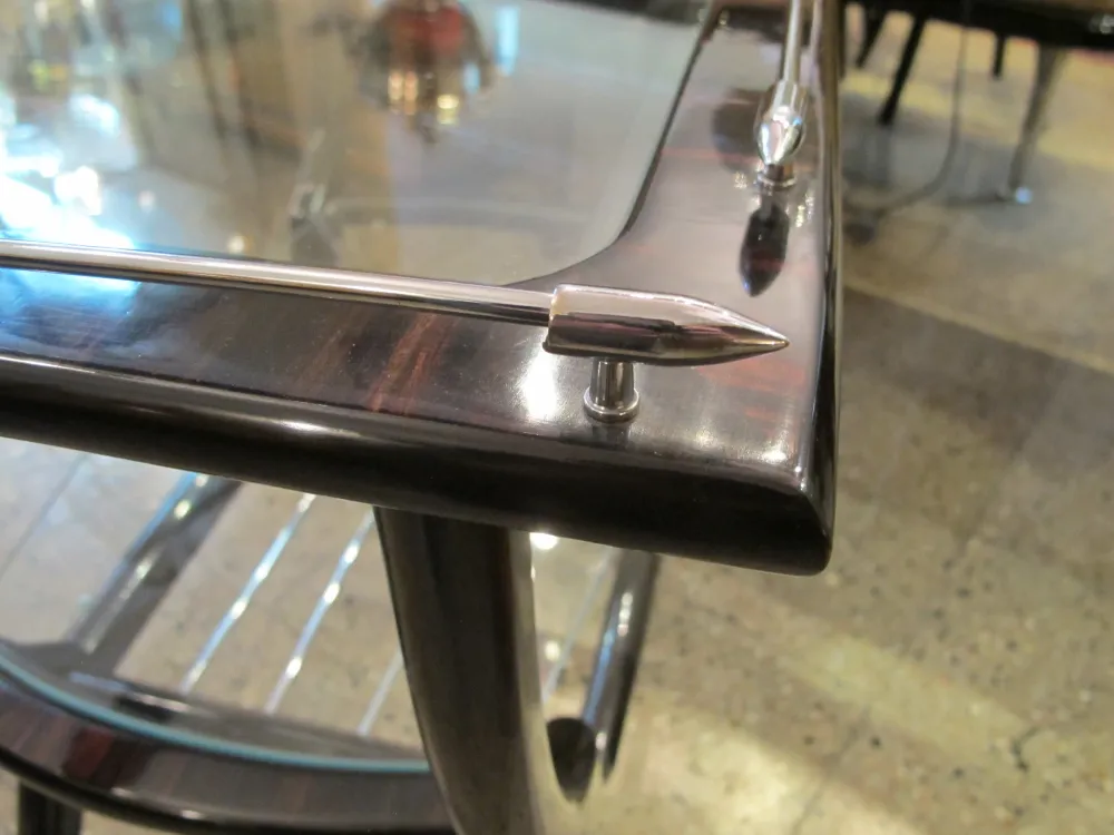 Antiker Cocktailschrank mit glänzenden Metallelementen in einem eleganten Ambiente.