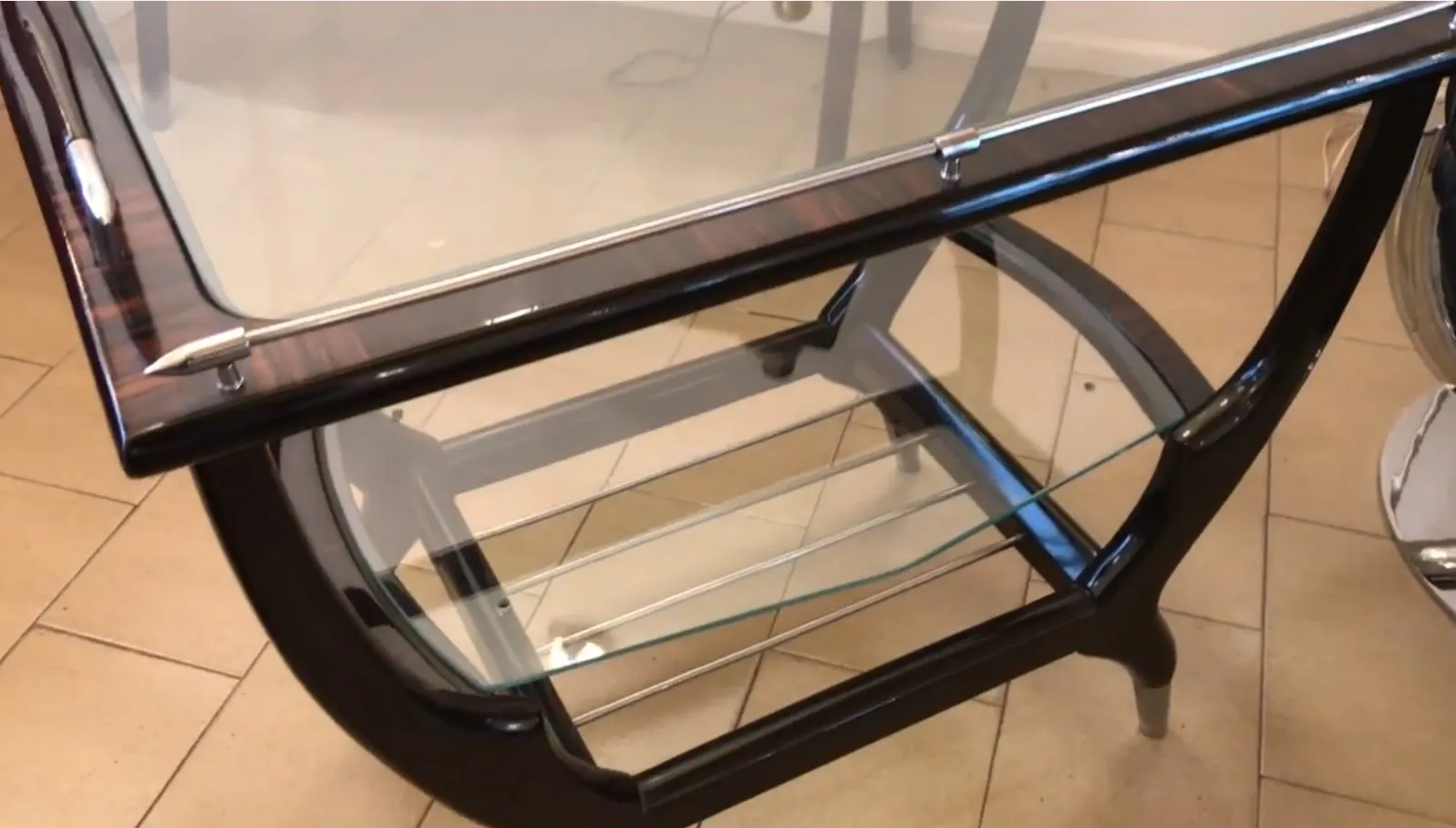 유리 표면과 선반이 있는 고풍스러운 칵테일 캐비닛.